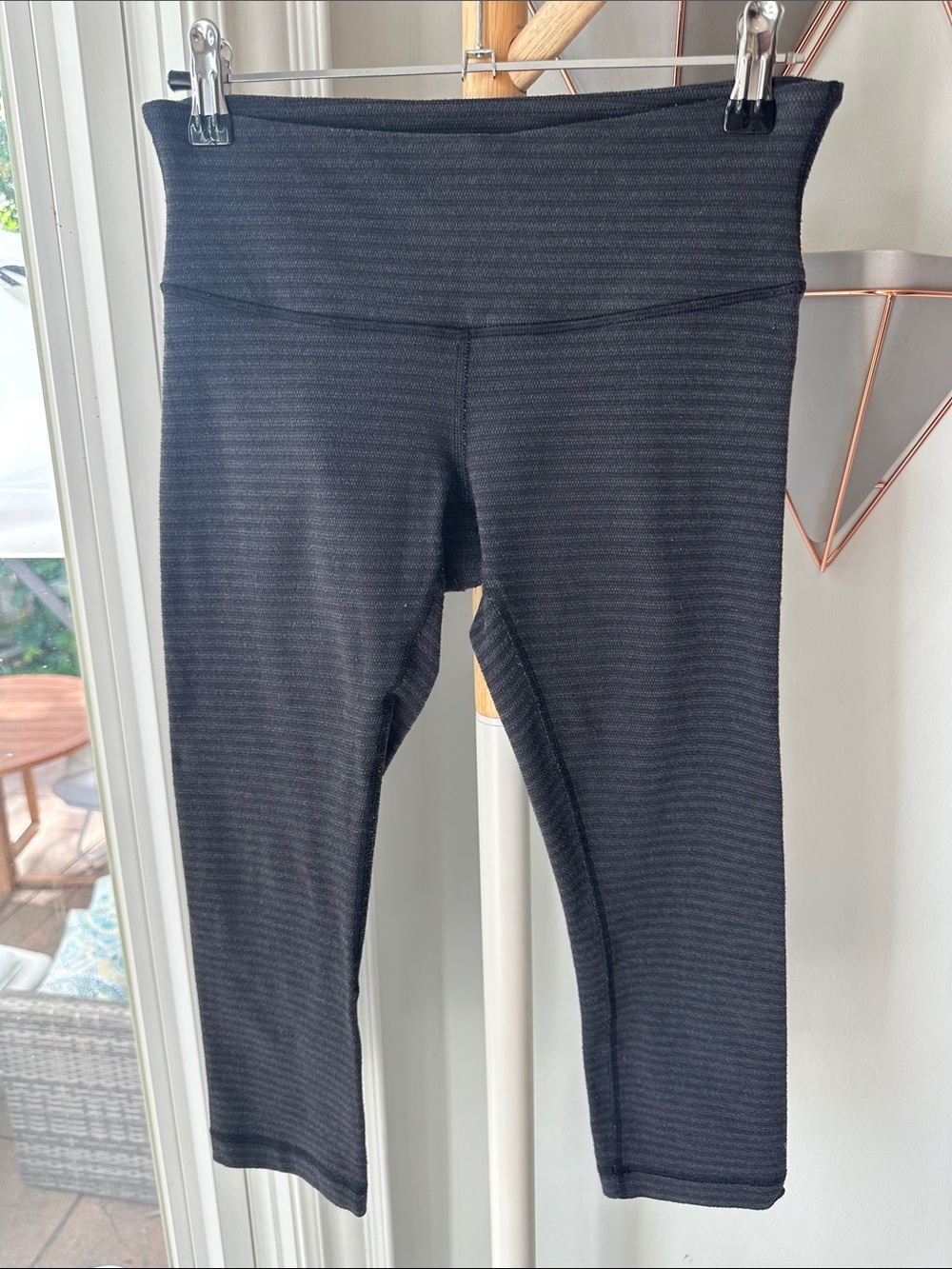 LULULEMON Black Grey Striped Athletic Leggings Capri Bottoms Cropped Size 6